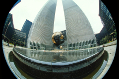 An den Wolken kratzende Twin Towers aus Froschperspektive mit Brunnen (1980I