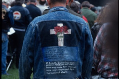 Betender Veteran am Memorial Day 1985 in Washington, auf der Rückseite der Jeansjacke ist ein Kreuz mit einer roten Rose aufgenäht