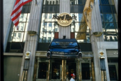 Hard Rock Cafe in Manhattan, das Heck eines Straßenkreuzers ragt aus der Fassade (1987)