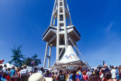 Space Needle in Seattle, im Vordergrund Touristen (1992)